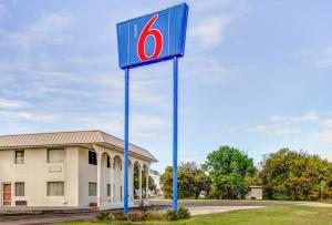 Motel 6 Waco - Lacy Lakeview في Bellmead: علامة أمام المبنى