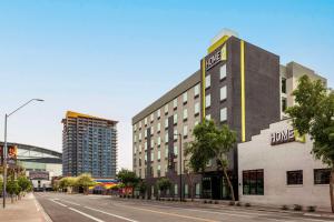 フェニックスにあるHome2 Suites By Hilton Phoenix Downtownの市道の建物