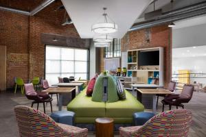 フェニックスにあるHome2 Suites By Hilton Phoenix Downtownのテーブルと椅子とソファのあるレストラン