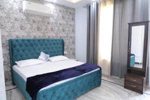 Postel nebo postele na pokoji v ubytování Aaranya Nivas 4BHK Stay