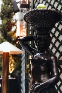 巴黎Hotel SAX Paris, LXR Hotels & Resorts的头上有一个篮子的女人的雕像 更多37张照片