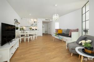 Μια τηλεόραση ή/και κέντρο ψυχαγωγίας στο Apartament Pinea 224 - BASEN, sauna, jacuzzi w cenie pobytu - Easy - Rent Apartments