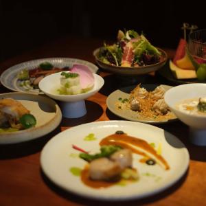 Jídlo v hotelu nebo okolí