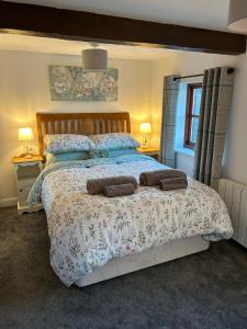 Un pat sau paturi într-o cameră la 1 Bed cottage town centre free private parking cycle store Boroughbridge