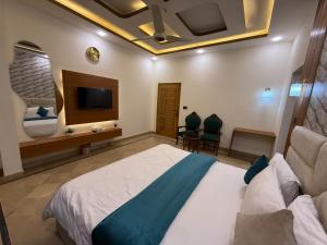 TV a/nebo společenská místnost v ubytování Holiday One Hotel & Suites