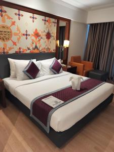 Postel nebo postele na pokoji v ubytování Inventree Hotel,Bangalore
