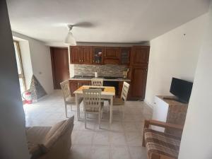 a kitchen and dining room with a table and chairs at Casa wendy in Bolsena
