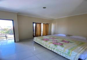 Ένα ή περισσότερα κρεβάτια σε δωμάτιο στο Hotel Near Beach Ayu inn Kuta
