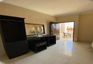 Μια τηλεόραση ή/και κέντρο ψυχαγωγίας στο Hotel Near Beach Ayu inn Kuta