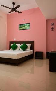 Un dormitorio con una cama y un ventilador de techo. en Tirathsheela Homestay, en Amritsar