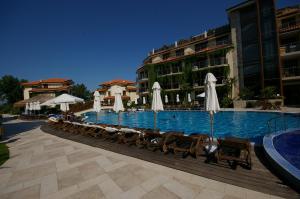 une piscine avec des chaises et des parasols dans un hôtel dans l'établissement Laguna Beach Resort & Spa, à Sozopol