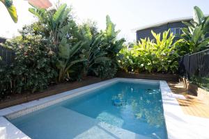 Bridgeport pet-friendly Pool Getaway内部或周边的泳池