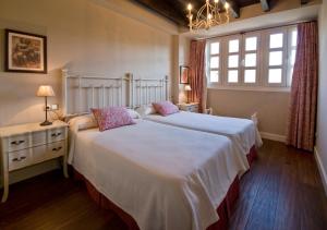 Ένα ή περισσότερα κρεβάτια σε δωμάτιο στο Las Casas Rurales Huerta San Benito