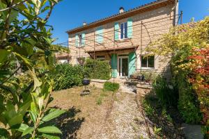 an old house with a garden in front of it at Maison Monteux in Monteux