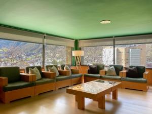 恩坎普Hotel Coray by Pierre & Vacances的带沙发、桌子和窗户的客厅