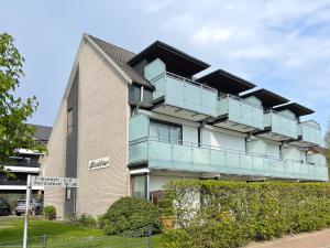 un edificio con balconi blu sul lato di Büsum Ahoi inkl Wellness-SPA im Meerzeit a Büsum