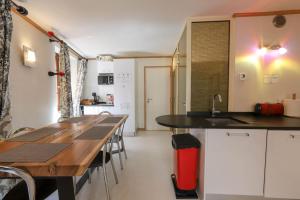 Kuchnia lub aneks kuchenny w obiekcie 'La Maison' City House in the historic Annecy