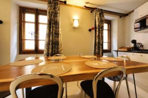 Telewizja i/lub zestaw kina domowego w obiekcie 'La Maison' City House in the historic Annecy