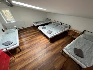 Letto o letti in una camera di Fabrika Doubice & Cifra Gallery