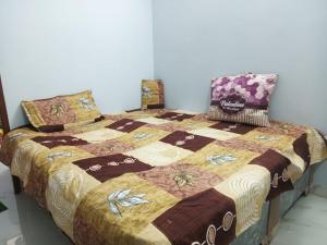 Postel nebo postele na pokoji v ubytování Independent homestay