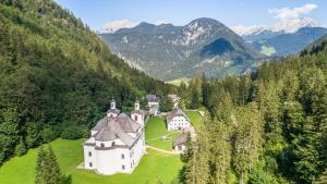 eine Luftansicht eines Schlosses in den Bergen in der Unterkunft Gasthof Maria Kirchental in Sankt Martin bei Lofer