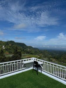 KaranganyarにあるSunSet Lawu Kemuning, Villa, Full House 3 Bed, Free BBQ, Free Float Light Breakfastの椅子、景色を望むバルコニー +18枚の写真