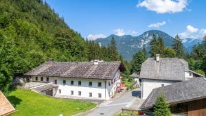 eine Luftaufnahme eines Dorfes in den Bergen in der Unterkunft Gasthof Maria Kirchental in Sankt Martin bei Lofer