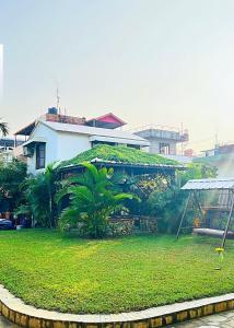 Taman di luar Borrow and Pay