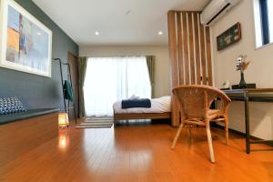 a room with a desk and a bed and a chair at 御京ホテル in Tokyo
