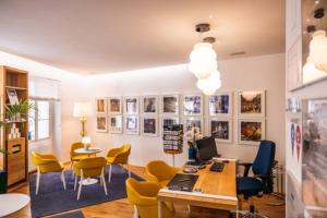 A television and/or entertainment centre at Small Luxury Hotel Goldgasse