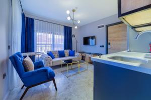 a living room with a sink and a couch at Aria Riva Apart Hotel in Alanya