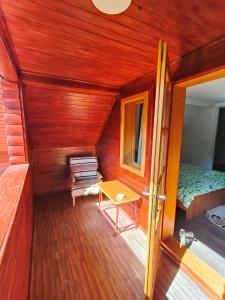 Μια τηλεόραση ή/και κέντρο ψυχαγωγίας στο Family&Friends