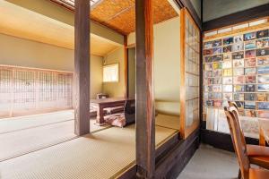 長浜市にあるメモリア近江のテーブルと椅子付きの小さな部屋