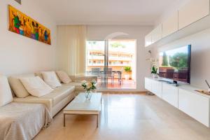ein Wohnzimmer mit Sofa und Tisch in der Unterkunft Jardines de Santa Maria Golf in Marbella