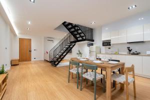 a kitchen and dining room with a table and chairs at Townhouse in Khet Phayathai - Ari in Bangkok