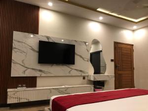 TV a/nebo společenská místnost v ubytování Holiday One Hotel & Suites
