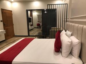 Postel nebo postele na pokoji v ubytování Holiday One Hotel & Suites