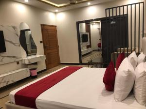 Postel nebo postele na pokoji v ubytování Holiday One Hotel & Suites + 37 fotografií