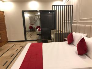 Postel nebo postele na pokoji v ubytování Holiday One Hotel & Suites