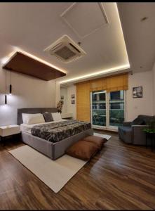 Ένα ή περισσότερα κρεβάτια σε δωμάτιο στο Modern ONE Bedroom Apartments in Gold Crest Mall With Al Fateh Store