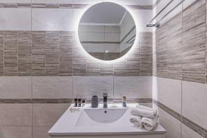 Bilik mandi di SunBeam Evia Apartment +28 gambar