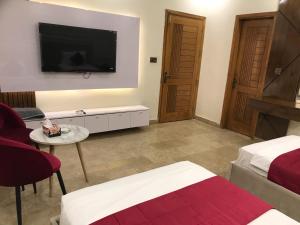 TV a/nebo společenská místnost v ubytování Holiday One Hotel & Suites