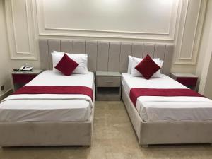 Postel nebo postele na pokoji v ubytování Holiday One Hotel & Suites