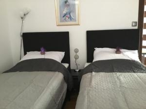 Posteľ alebo postele v izbe v ubytovaní Lavender Hill Hvar Villa - pool, jacuzzi,sauna,BBQ