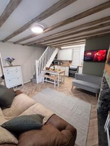 ein Wohnzimmer mit Sofa und Tisch in der Unterkunft The Cottage on the Rock in Barmouth