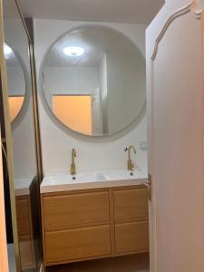 a bathroom with a sink and a mirror at 2 Superbes chambres d hôte dans un appartement avec magnifique vue sur Paris in Sucy-en-Brie