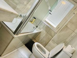 Ένα μπάνιο στο habitaciones barajas