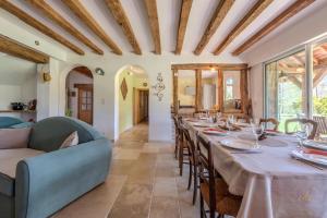 une salle à manger avec une longue table et des chaises dans l'établissement villa de charme Calme et campagne Caution obligatoire swikly, à Coullons