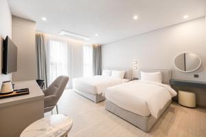 Gyeongju city hotel客房内的一张或多张床位