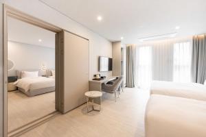 Gyeongju city hotel的电视和/或娱乐中心
